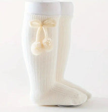 Cargar imagen en el visor de la galería, Calcetas Pompón