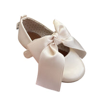 Cargar imagen en el visor de la galería, Queen Lace Ivory