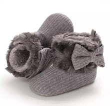 Cargar imagen en el visor de la galería, Botitas Tejidas Felpa Moño