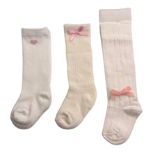 Cargar imagen en el visor de la galería, Calcetas Corazón y Moñito