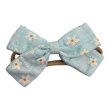 Cargar imagen en el visor de la galería, Infinity Bow Taylor Celeste